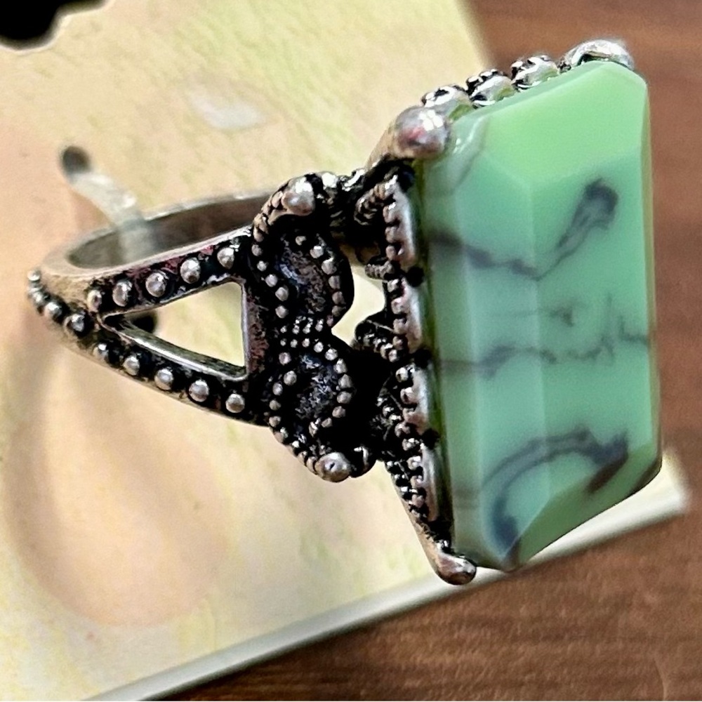 Elegant Green Stone Silver Ring B8